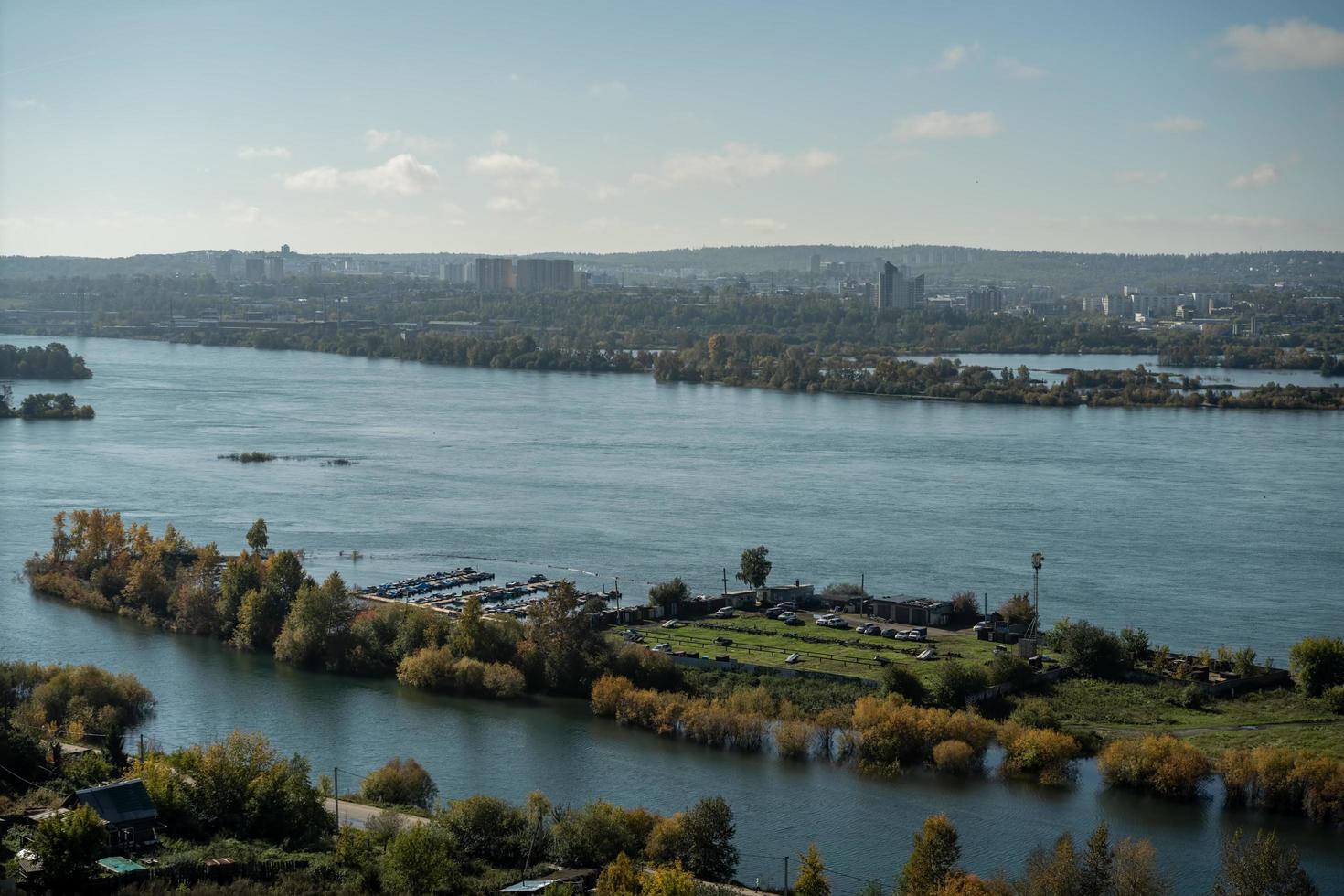 Flygfoto över en marina i floden Angara i Irkutsk, Ryssland foto