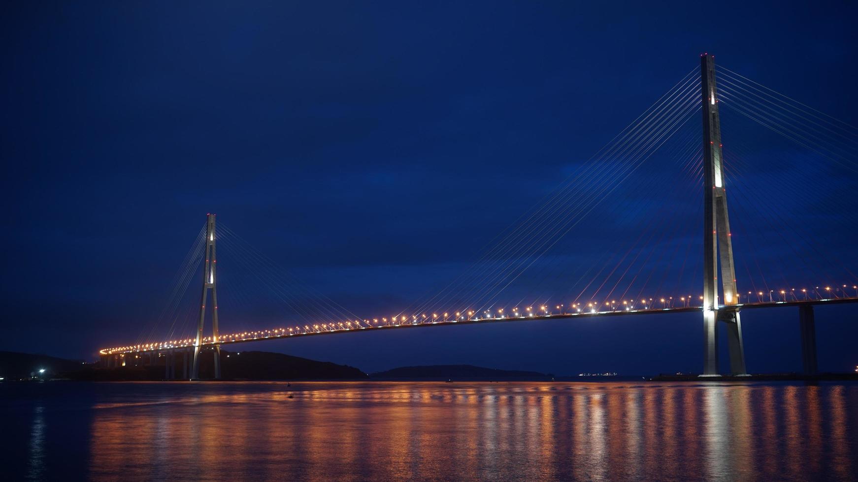 russky bridge på natten i Vladivostok, Ryssland foto