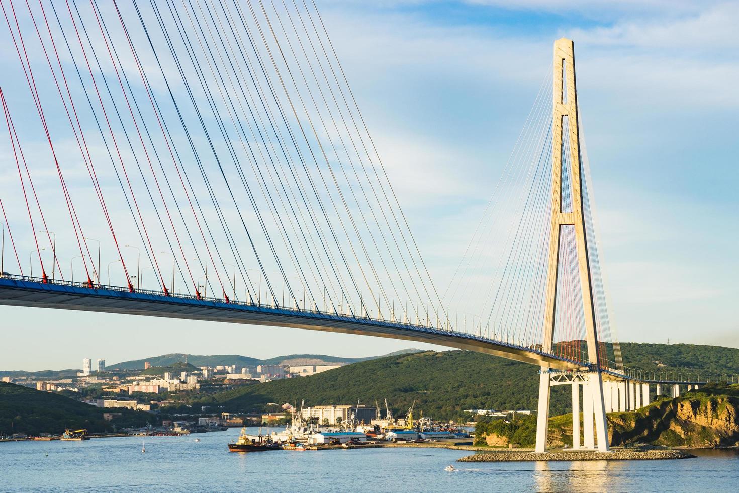 russky bridge med en molnig blå himmel i Vladivostok, Ryssland foto