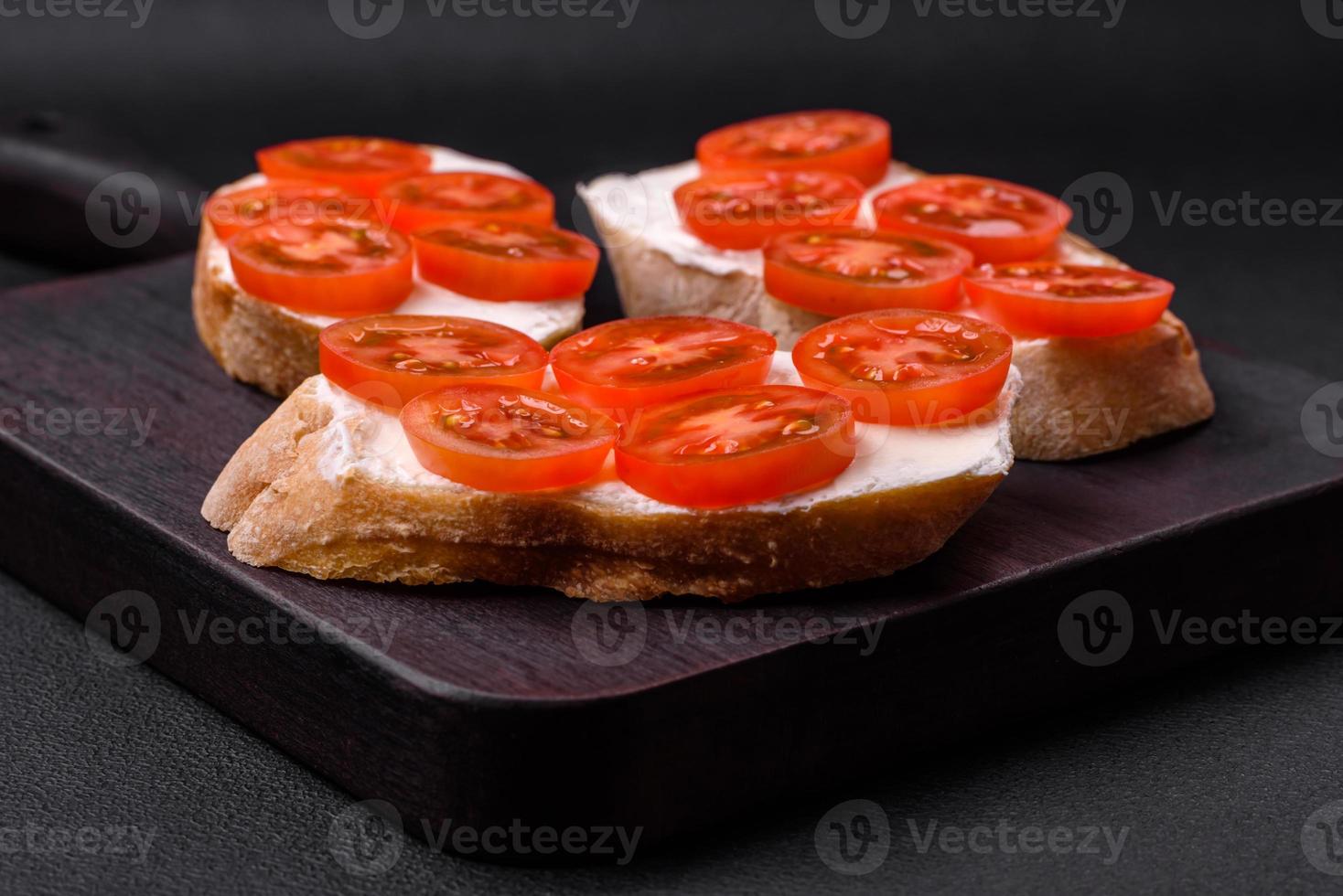 utsökt Krispig grillad rostat bröd med ost och körsbär tomater foto