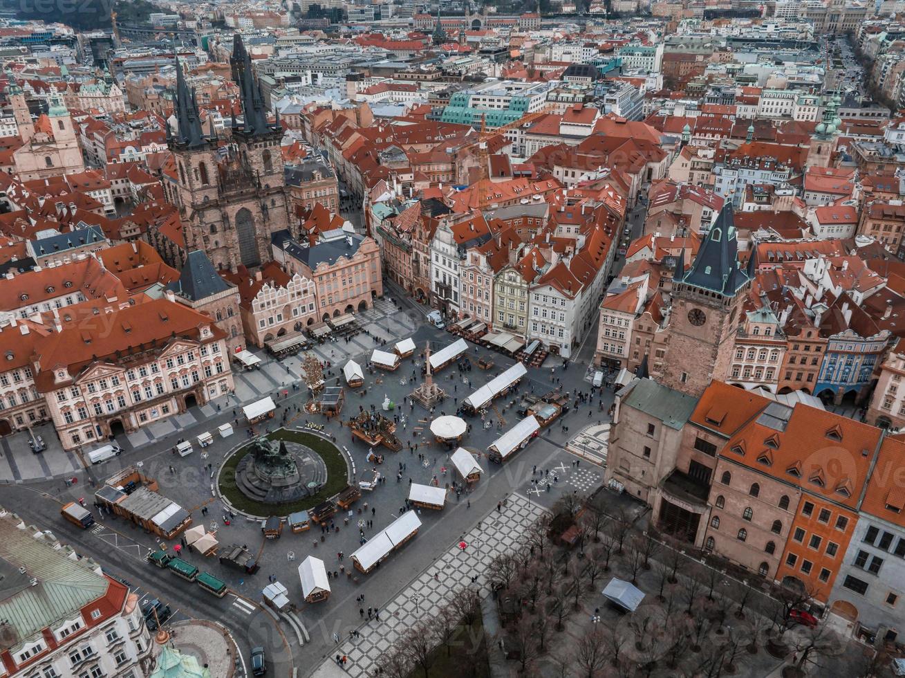 panorama- antenn se av gammal stad fyrkant i prag på en skön sommar dag, tjeck republik. foto