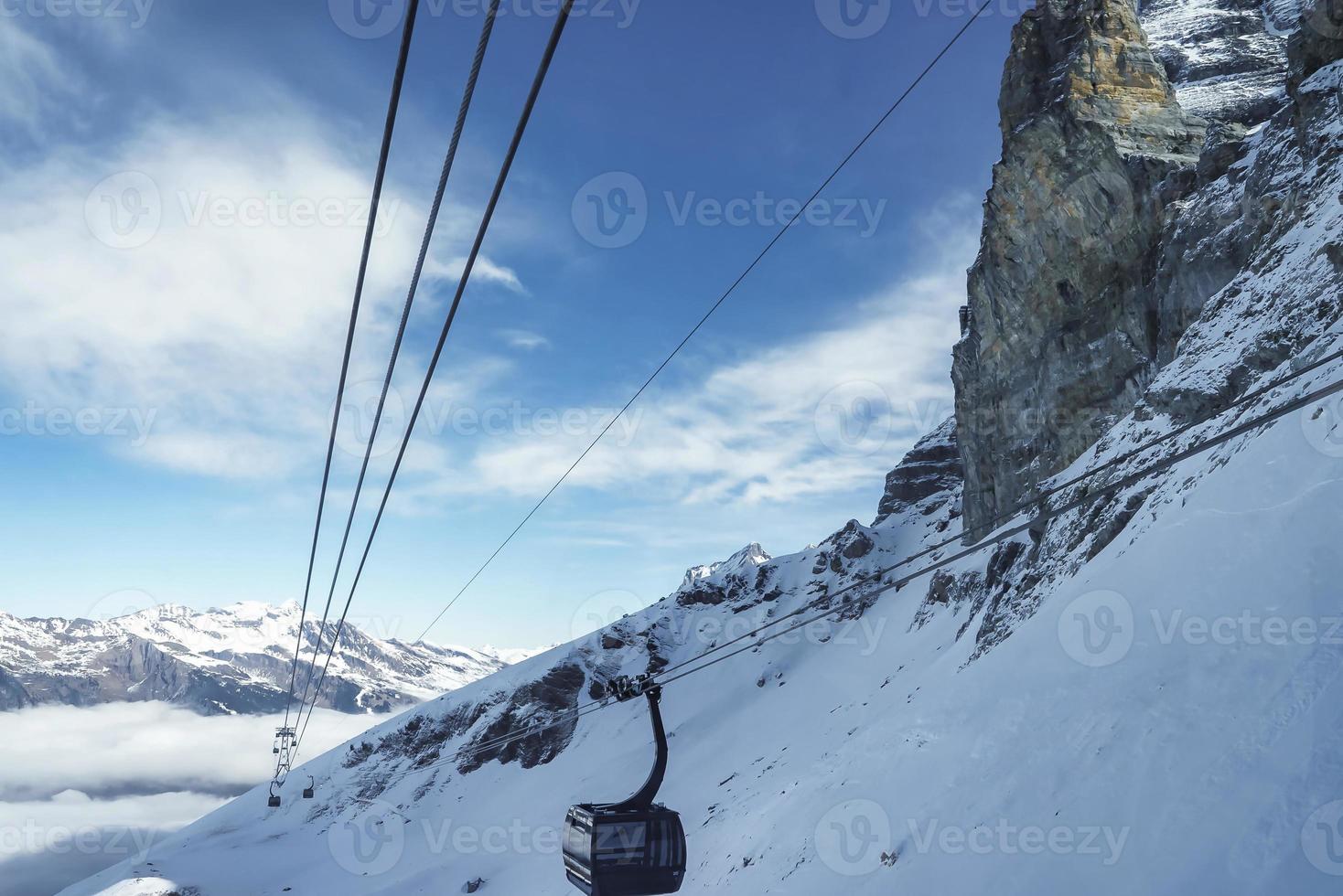 kabel- bil rör på sig över snötäckt berg på åka skidor tillflykt foto