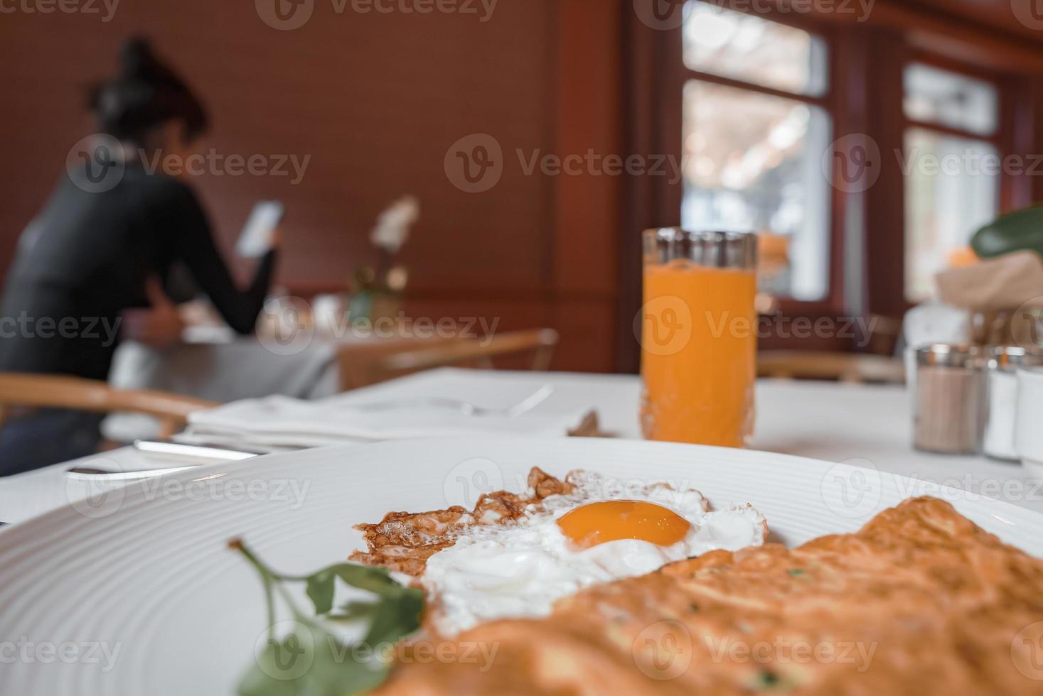 solig sida upp ägg med omelett och juice på tabell på hotell restaurang foto