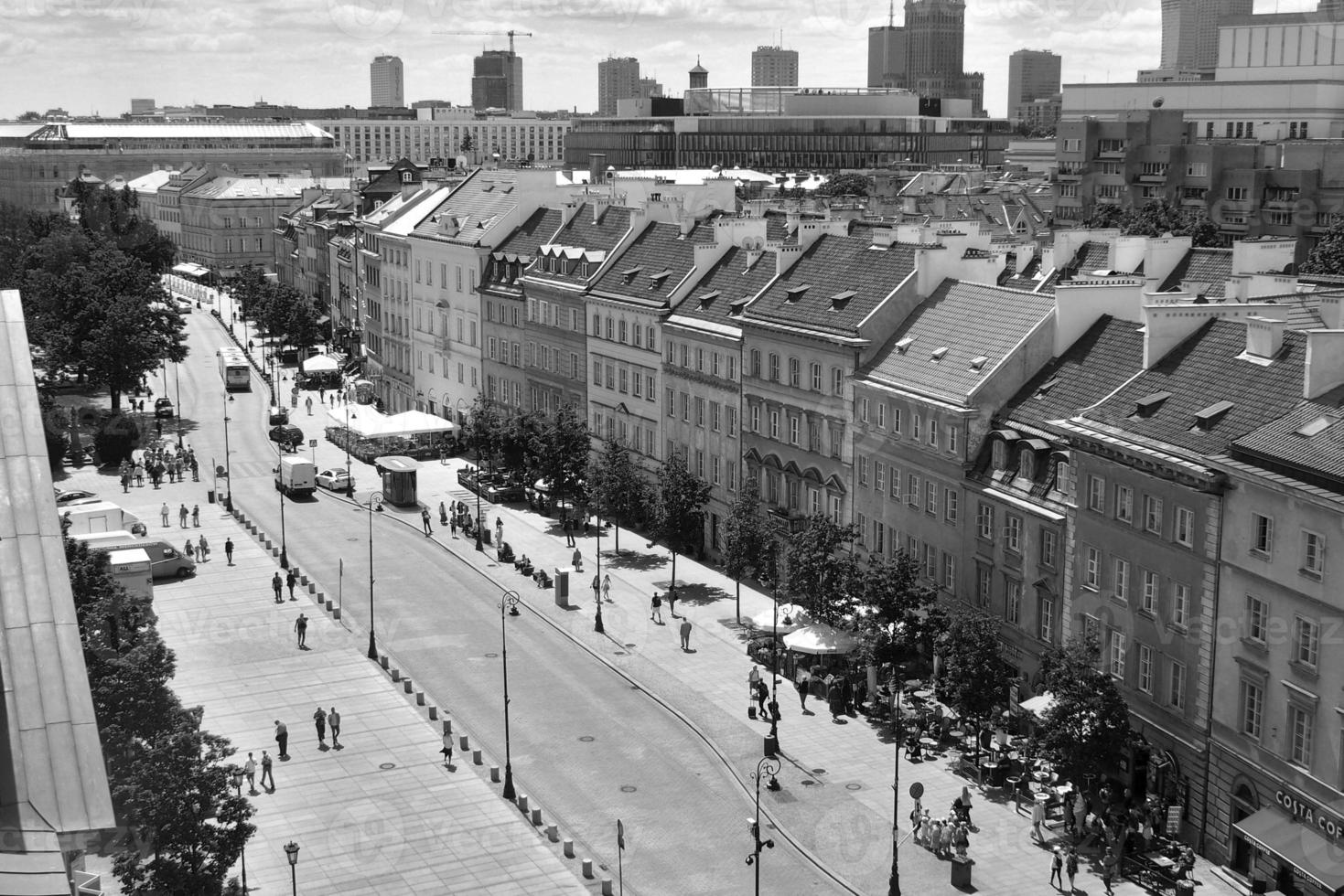 en se från ovan av de Warszawa gammal stad och de omgivande byggnader på en sommar dag foto