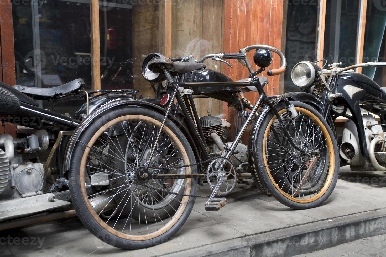 original- gammal årgång retro årgång motorcyklar stående i de museum foto