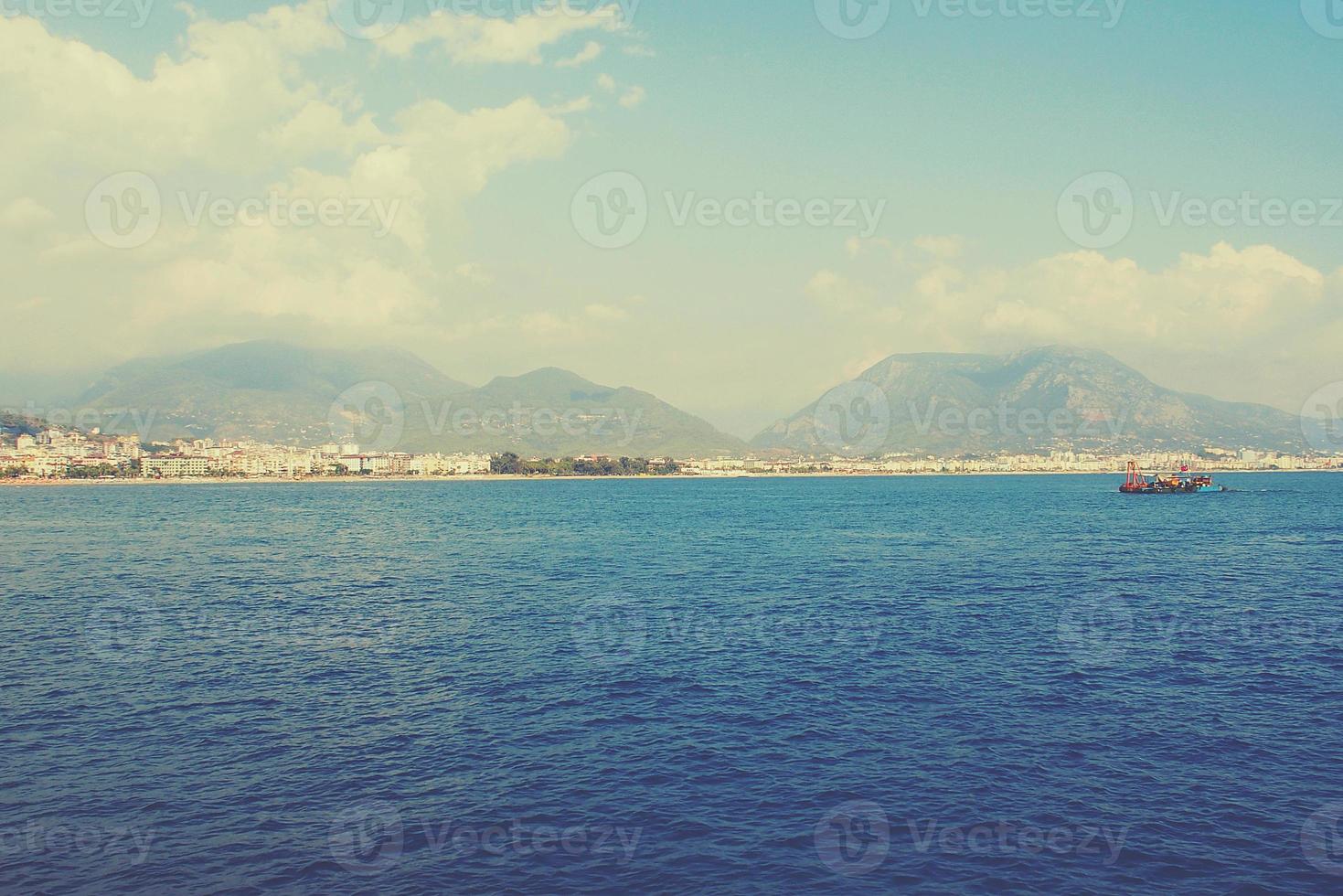 original- landskap av de hamn och stad av alanya i Kalkon från de hav foto