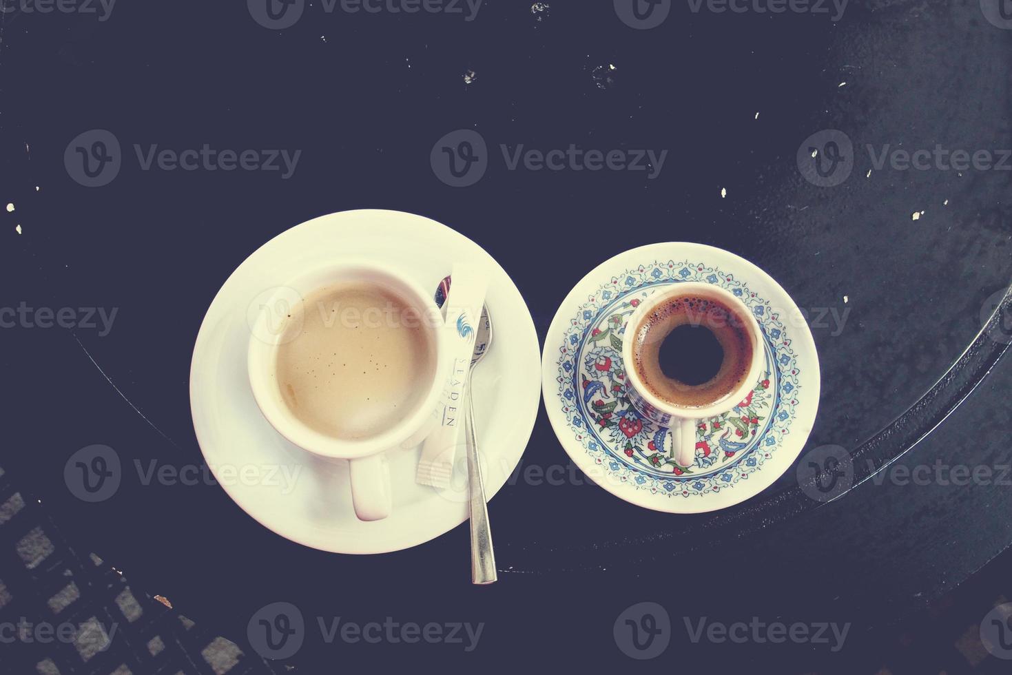 gott varm original- turkiska kaffe eras i en små charmig kopp foto