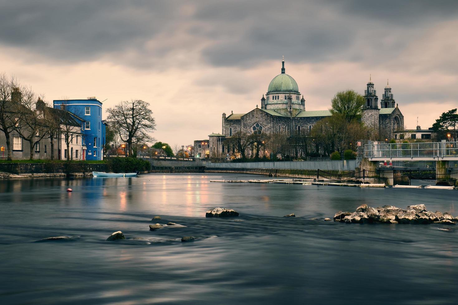 skön stadsbild landskap med irländsk landmärke galway katedral förbi de korrib flod på galway stad i irland foto