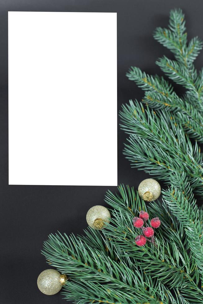 jul bakgrund. grön grenar av jul träd på svart bakgrund foto