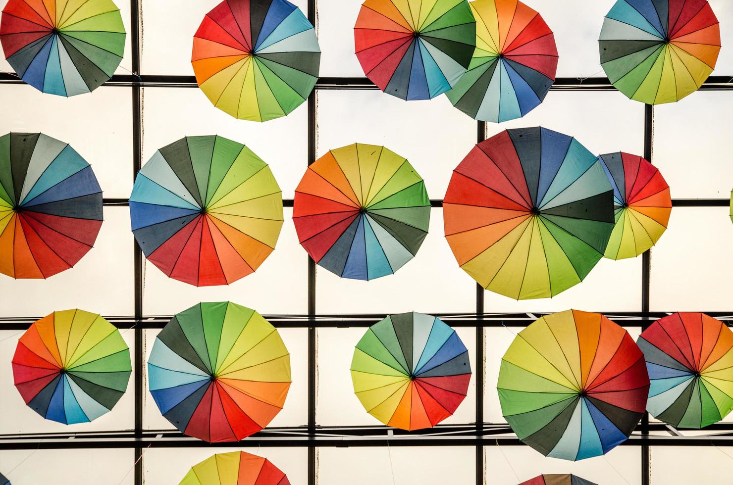 färgglada paraplyer som hänger i taket foto