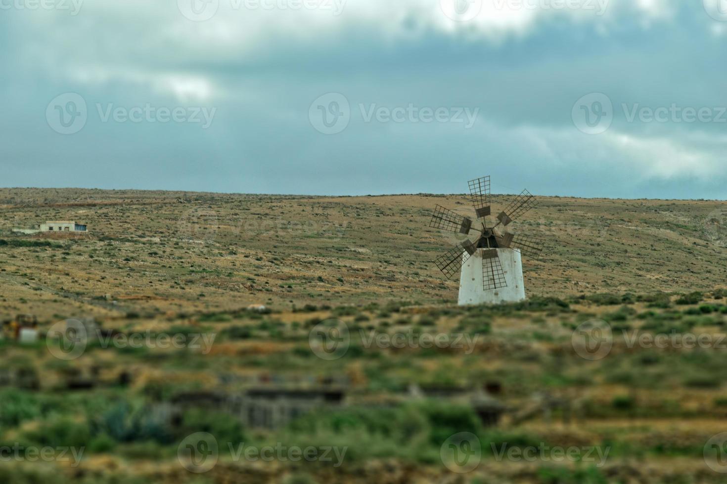 tömma mystisk bergig landskap från de Centrum av de kanariefågel ö spanska fuerteventura med en molnig himmel och original- väderkvarnar foto