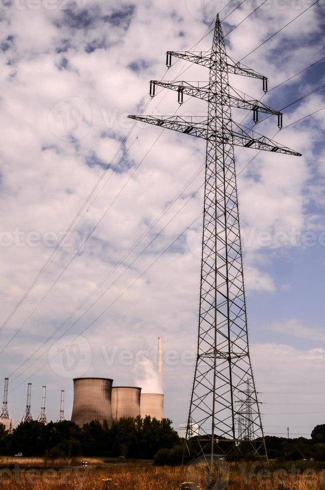 en fält med elektricitet poler foto