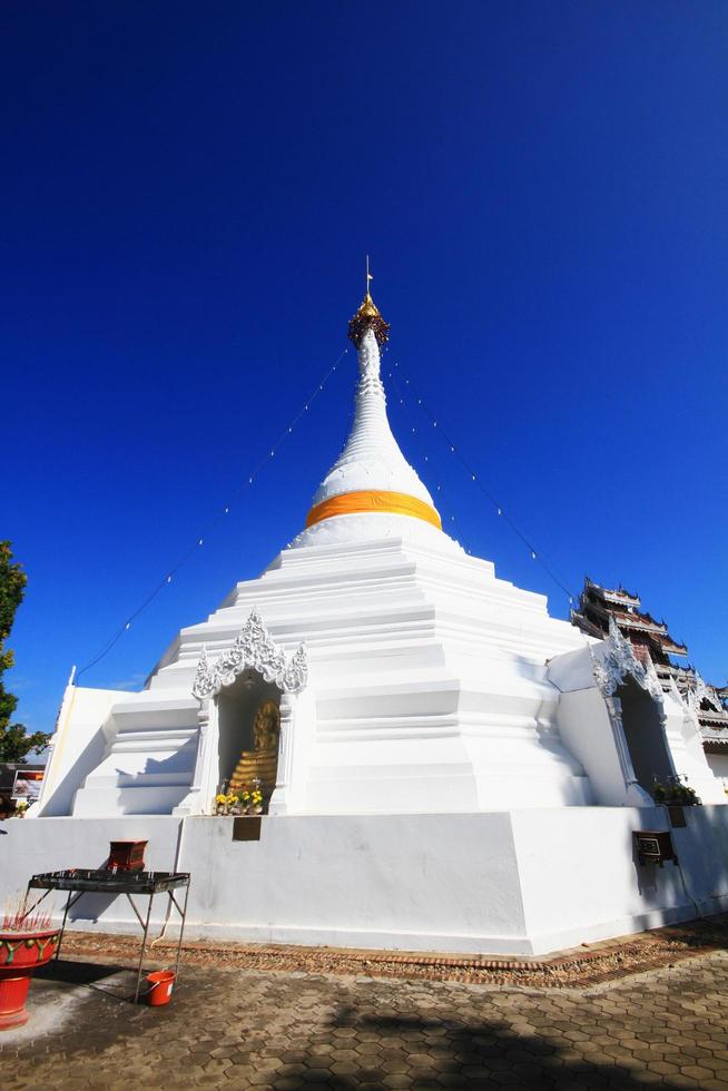 skön vit pagod med blå himmel i phra den där doi kong mu tempel på de berg i nordlig på meahong son provins, thailand foto