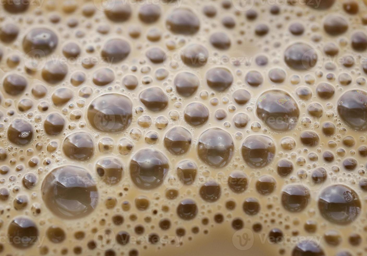 bakgrund av beige kaffe skum i närbild foto