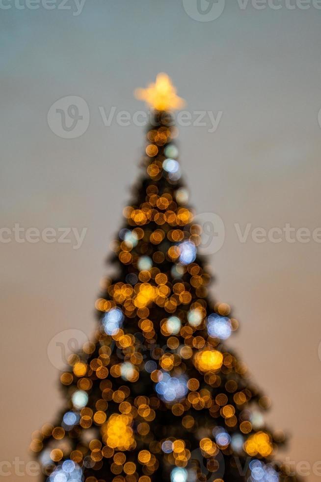 färgrik jul träd skimrande mot de bakgrund av de kväll pastell himmel foto