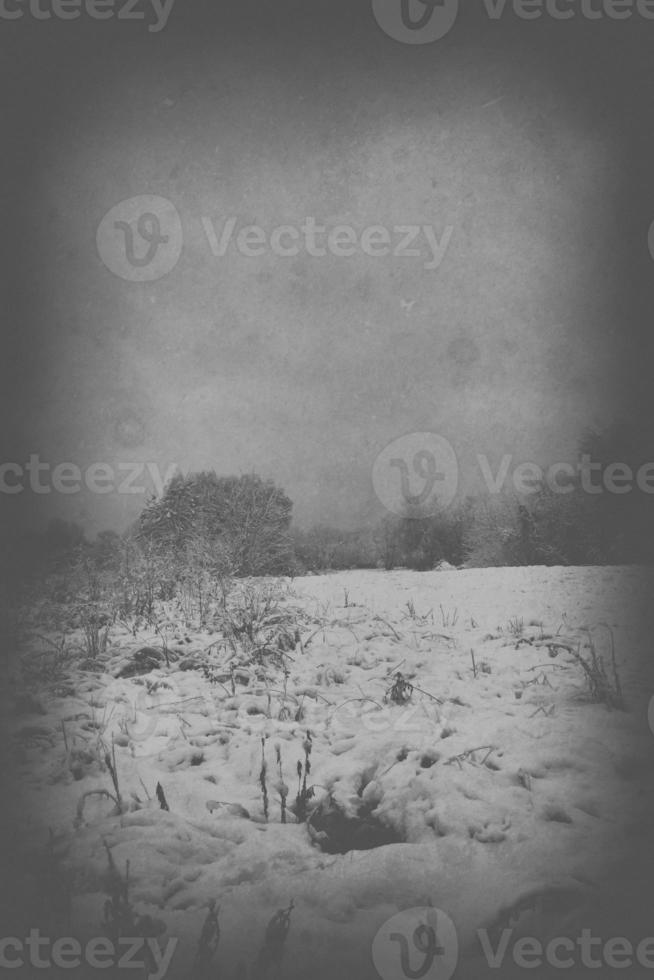 ledsen, tömma, ensam, morgon, med de väg och snö på de början av vinter- foto