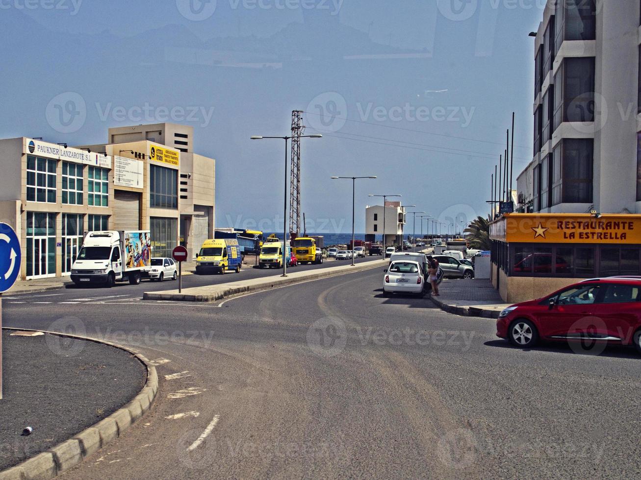 landskap med de stadens karakteristisk vit byggnader från de spanska ö av lanzarote på en värma sommar dag foto