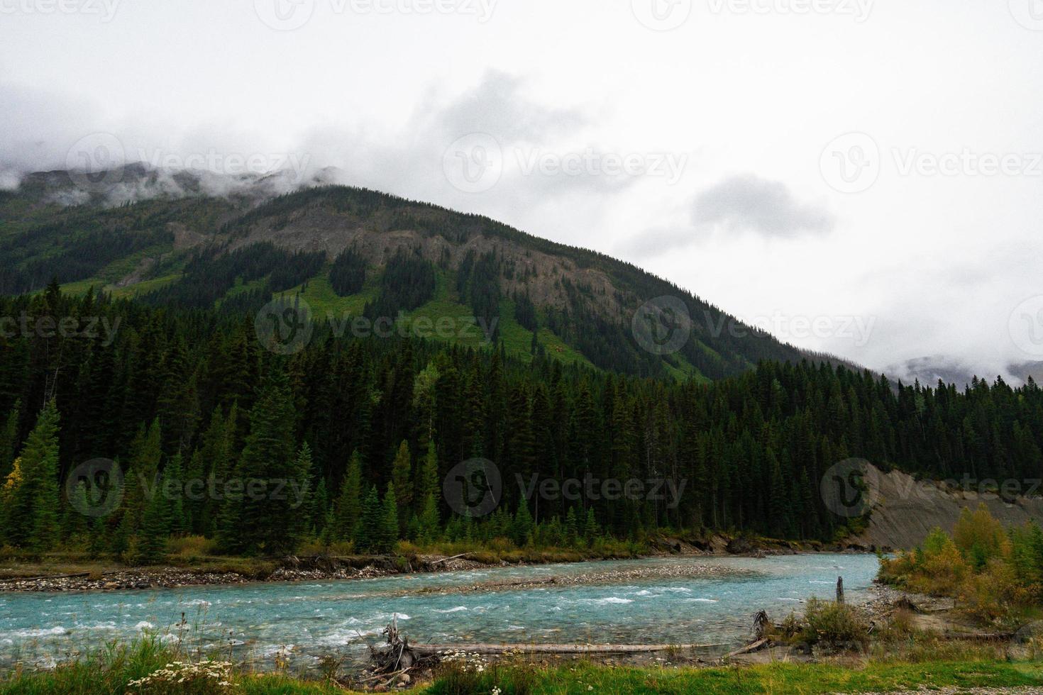 lynnig flod i banff nationell parkera, kanada med fantastisk turkos vatten foto