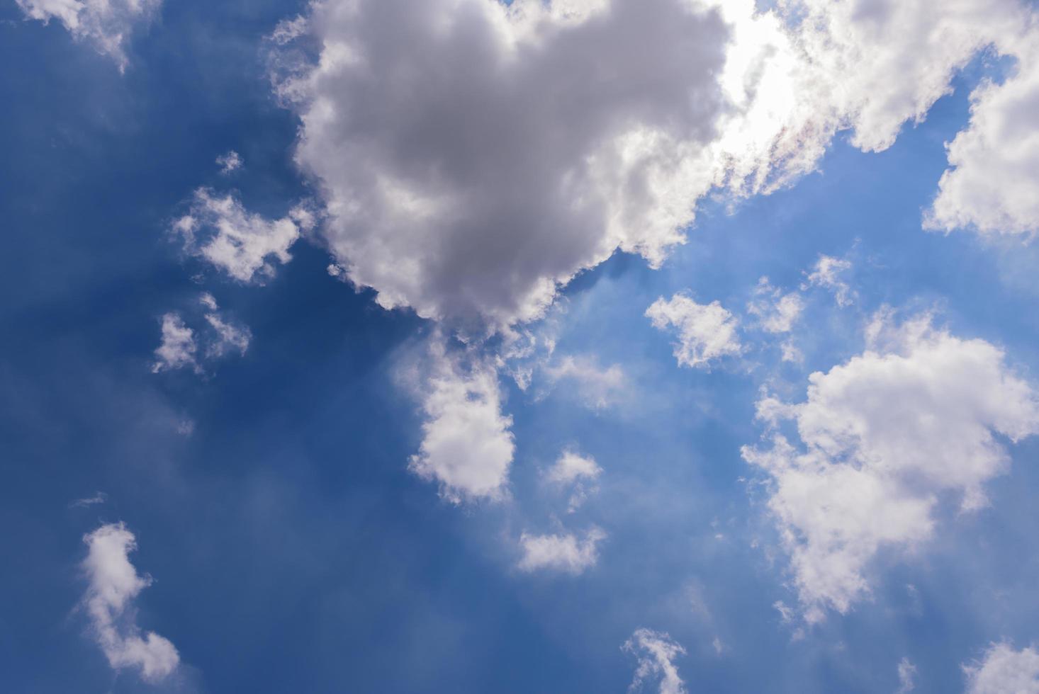 vit molnig och blå himmel för bakgrund foto