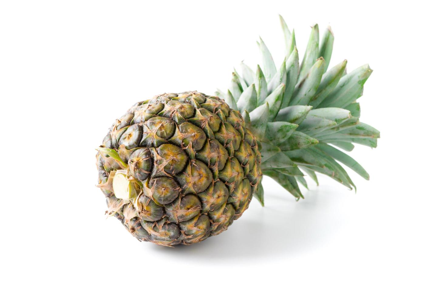 färsk ananas isolerat på vit bakgrund foto