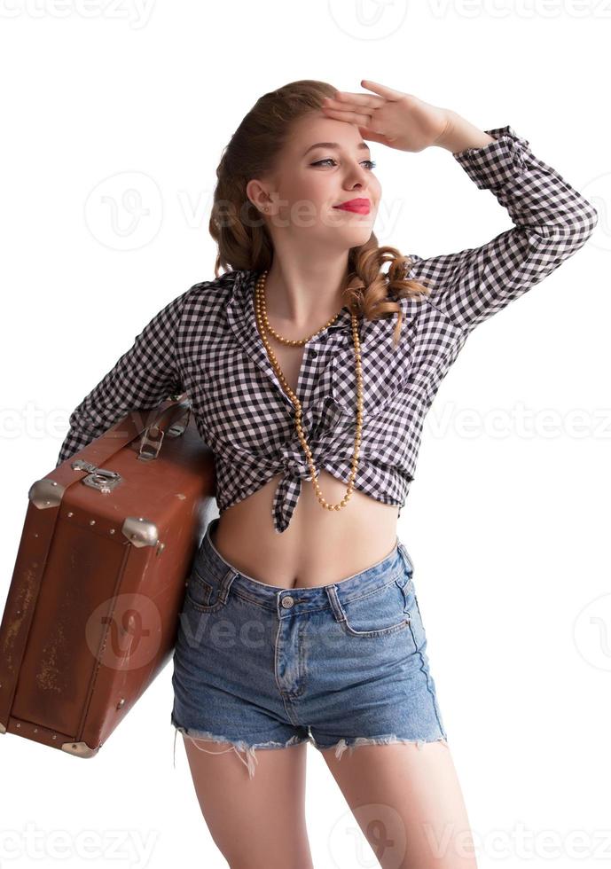retro utvikningsbrud flicka med ett gammal resväska. foto