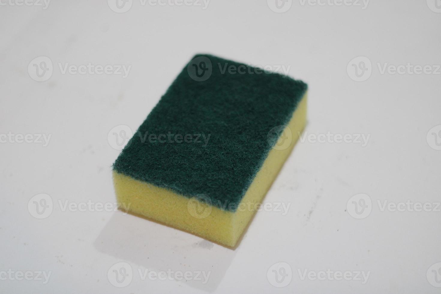 Foto av gul och grön tvål för rengöring maträtter