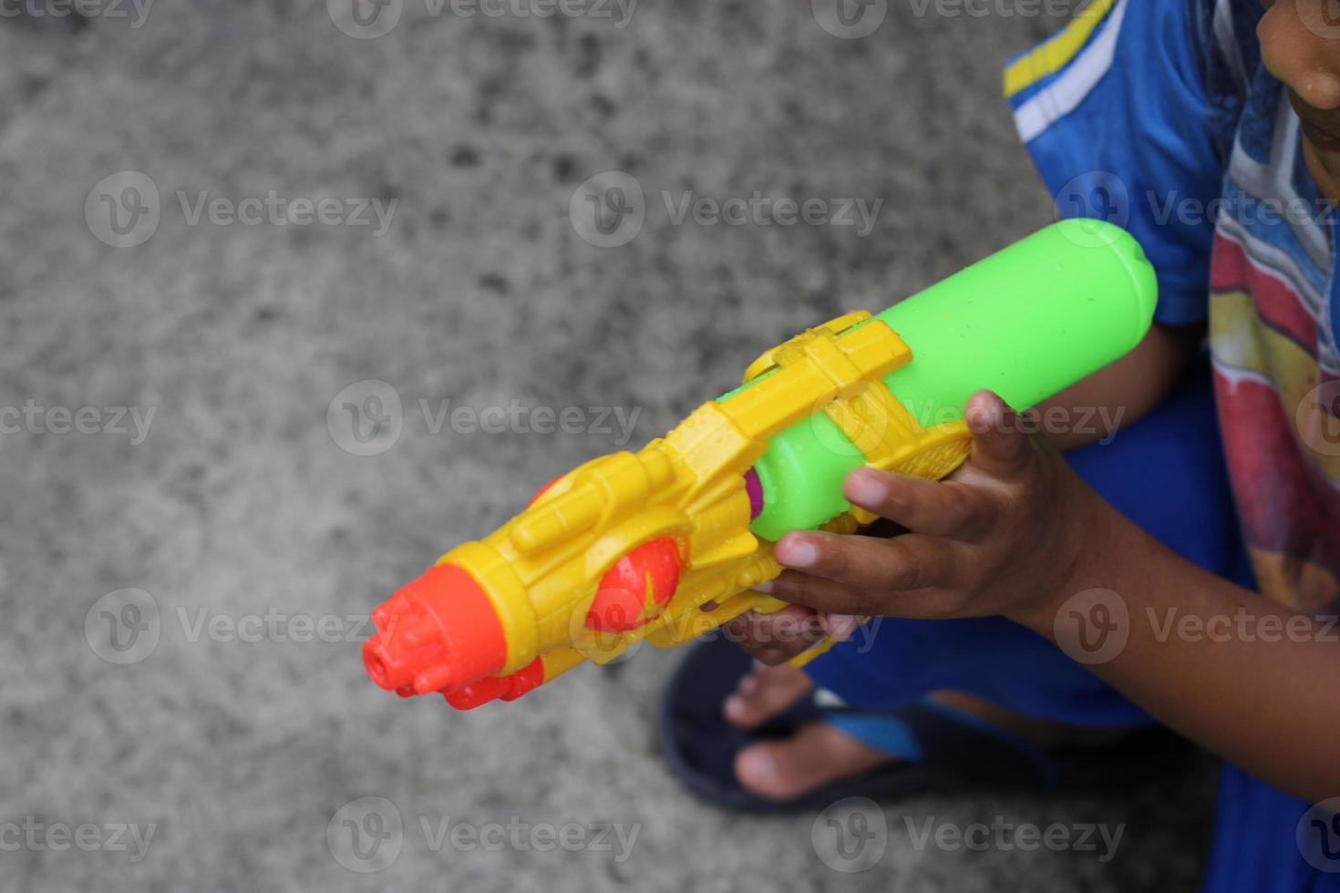 Foto av leksak pistol varelse genom