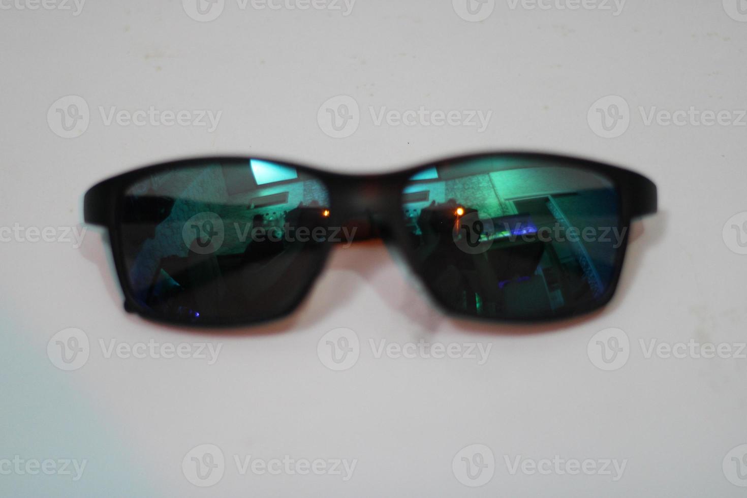 Foto av modern solglasögon med vit bakgrund