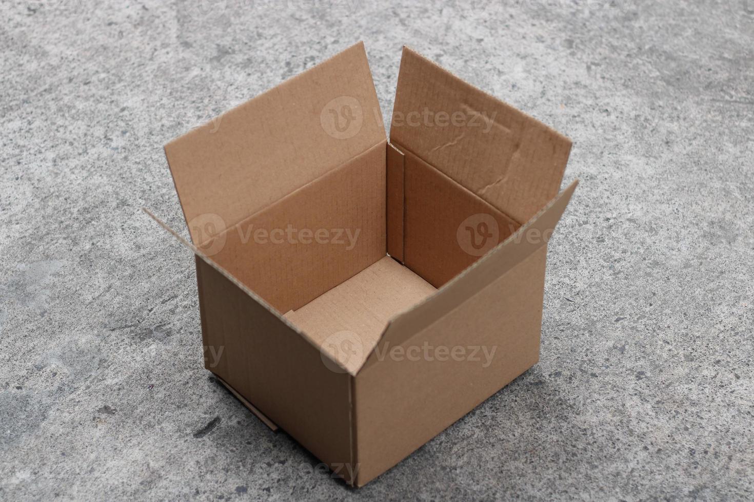 Foto av brun kartong låda öppen topp