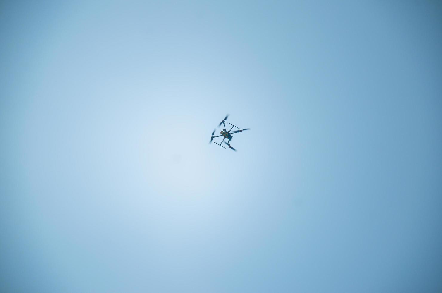 en flygande Drönare i de blå himmel foto