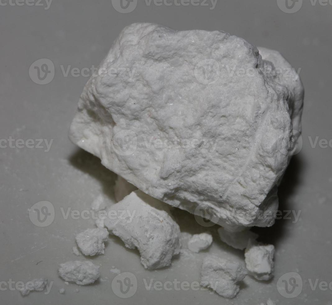 ren kokain stenar stänga upp dopa och läkemedel bakgrund hög kvalitet stor storlek omedelbar skriva ut olaglig ämnen stock fotografi foto