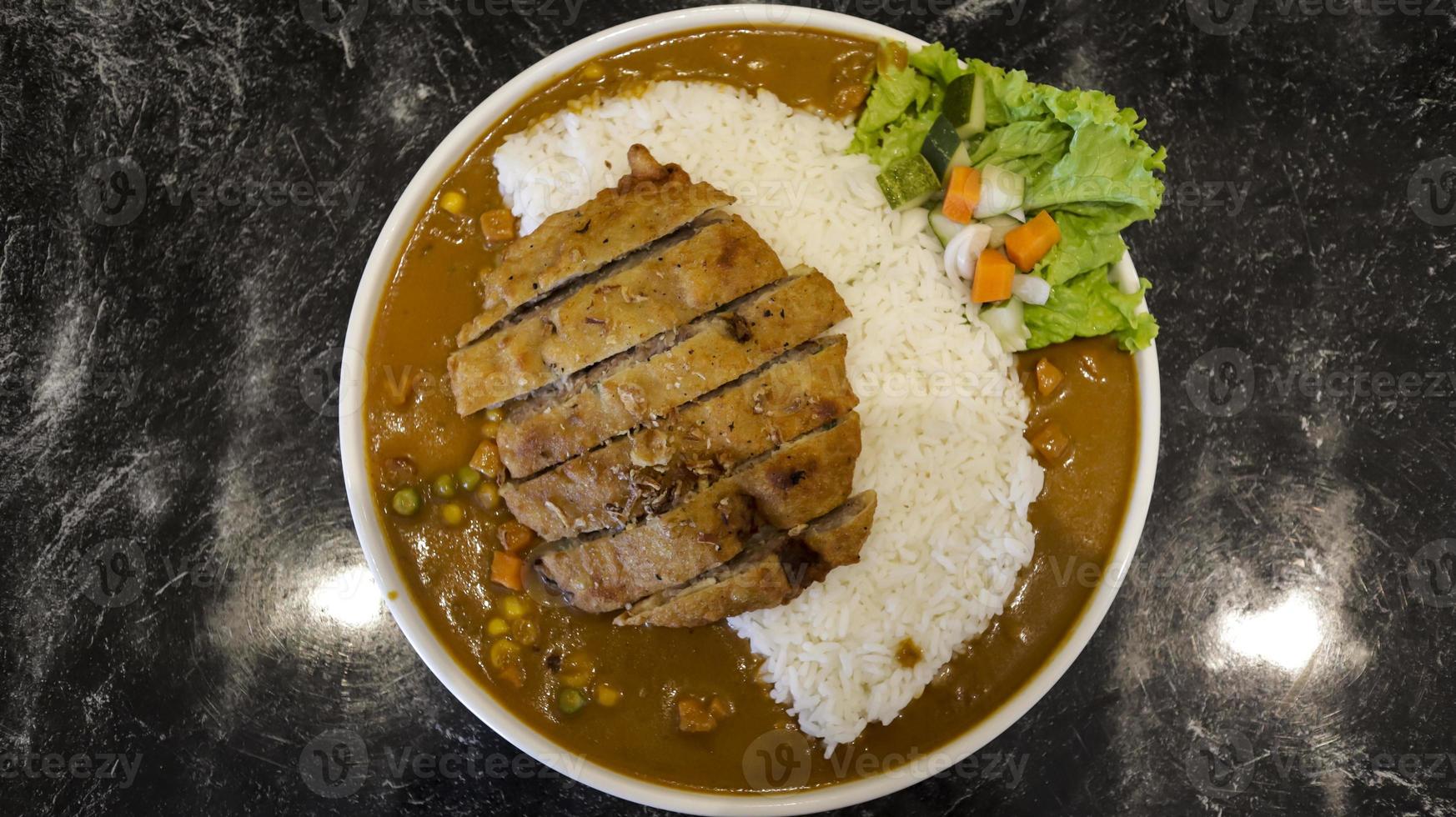 engelsk kyckling schnitzel curry med ris och Bra plätering presentation. tunn skiva av kött kyckling bröst den där är panerad och friterad, populär maträtt i Tyskland. foto