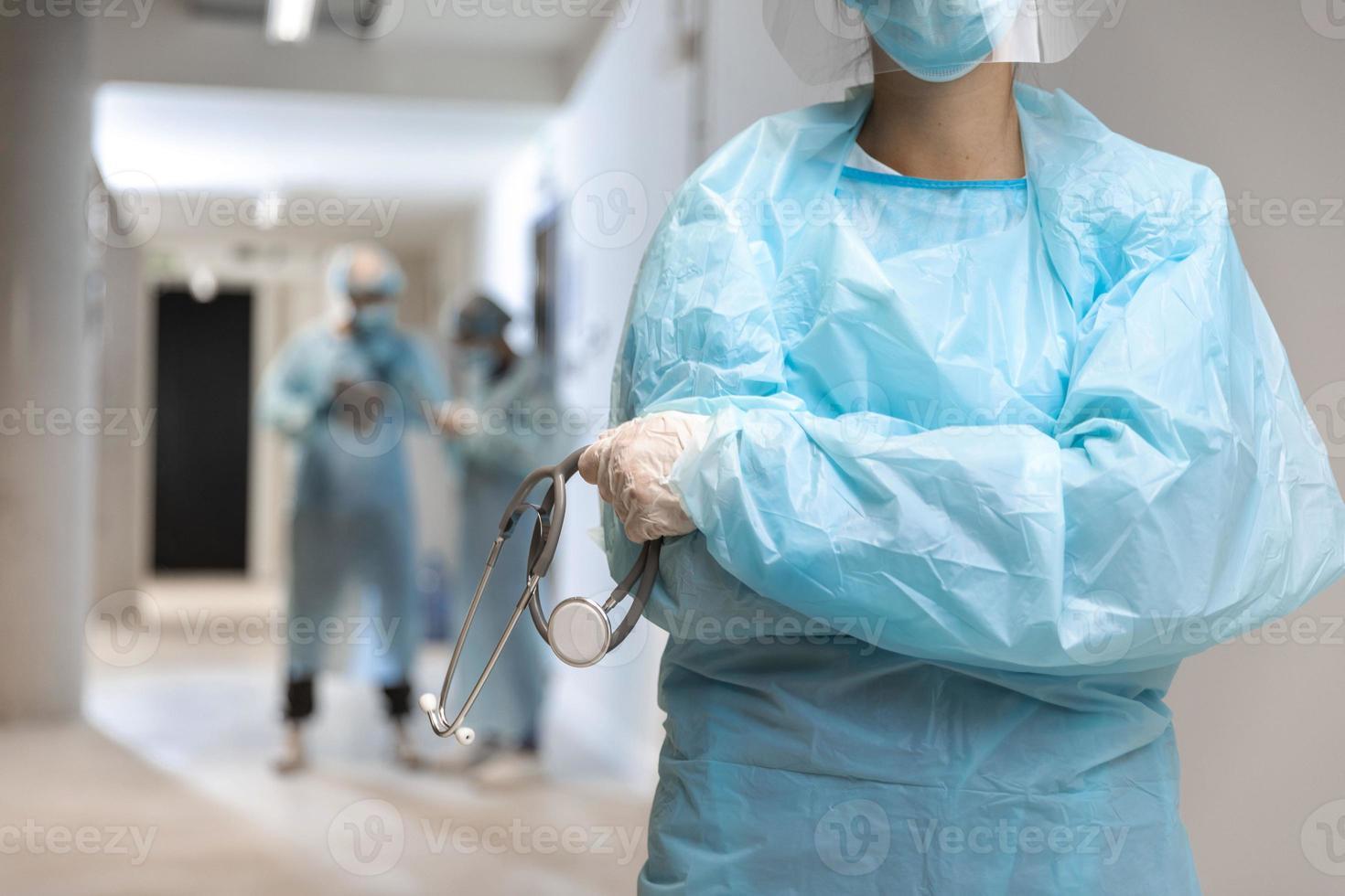 framifrån läkare bär skyddskläder på sjukhus foto