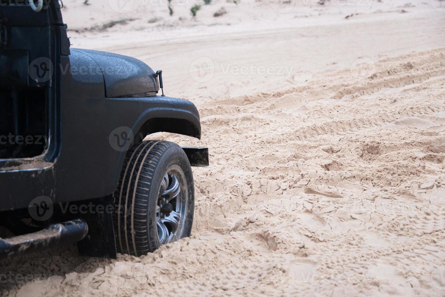 jeep bil med vit sandstrand. vietnam öken, populär turist attraktioner i söder av vietnam. foto