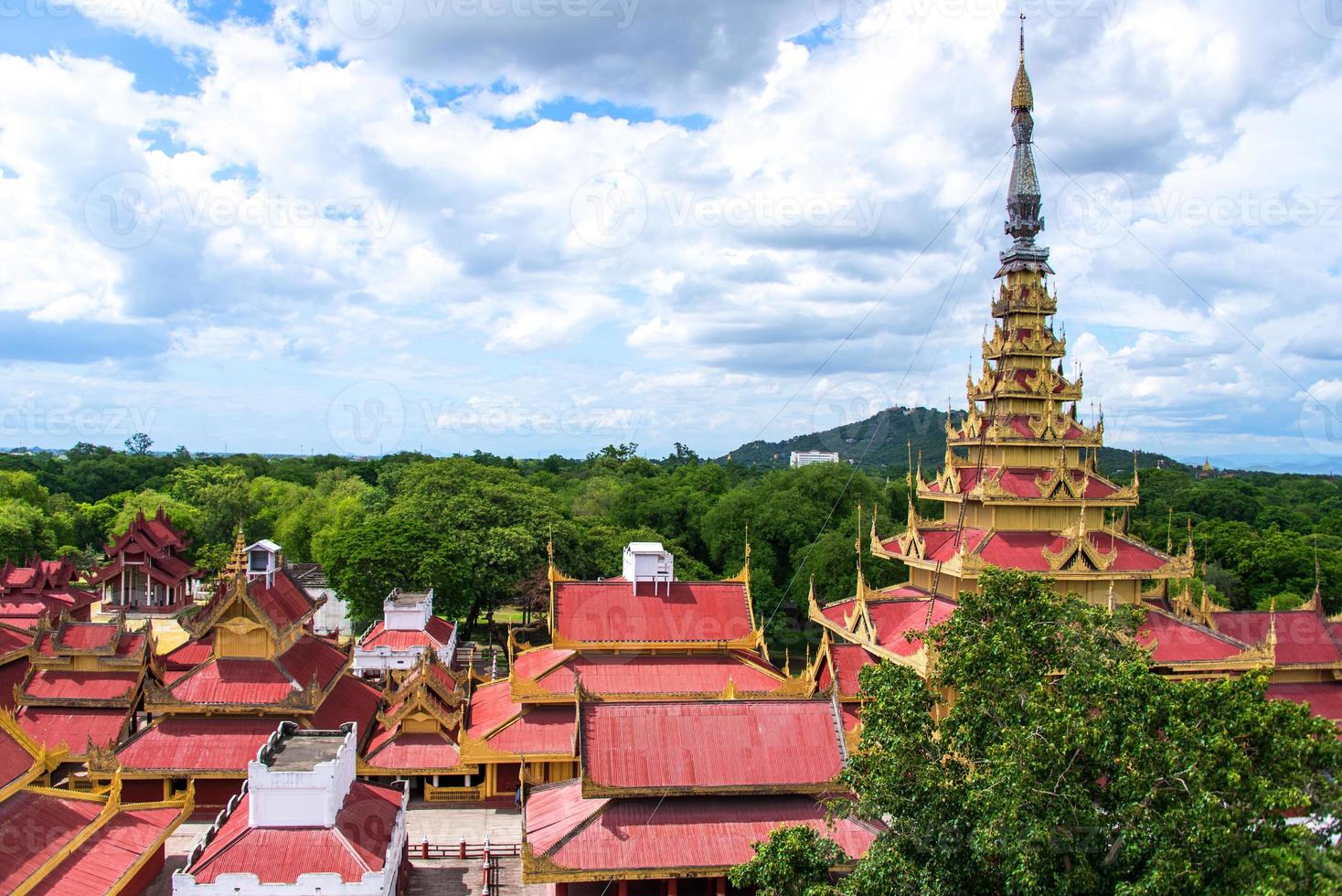 de komplex byggnad av mandalay palats, myanmar. foto