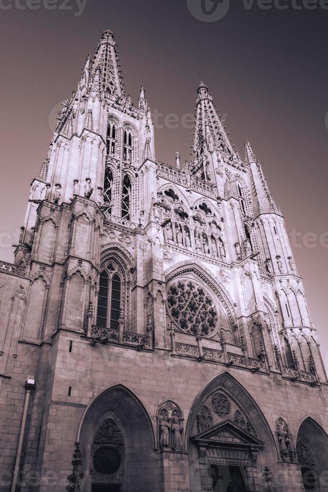 solnedgång på de katedral av burgos, Spanien. foto