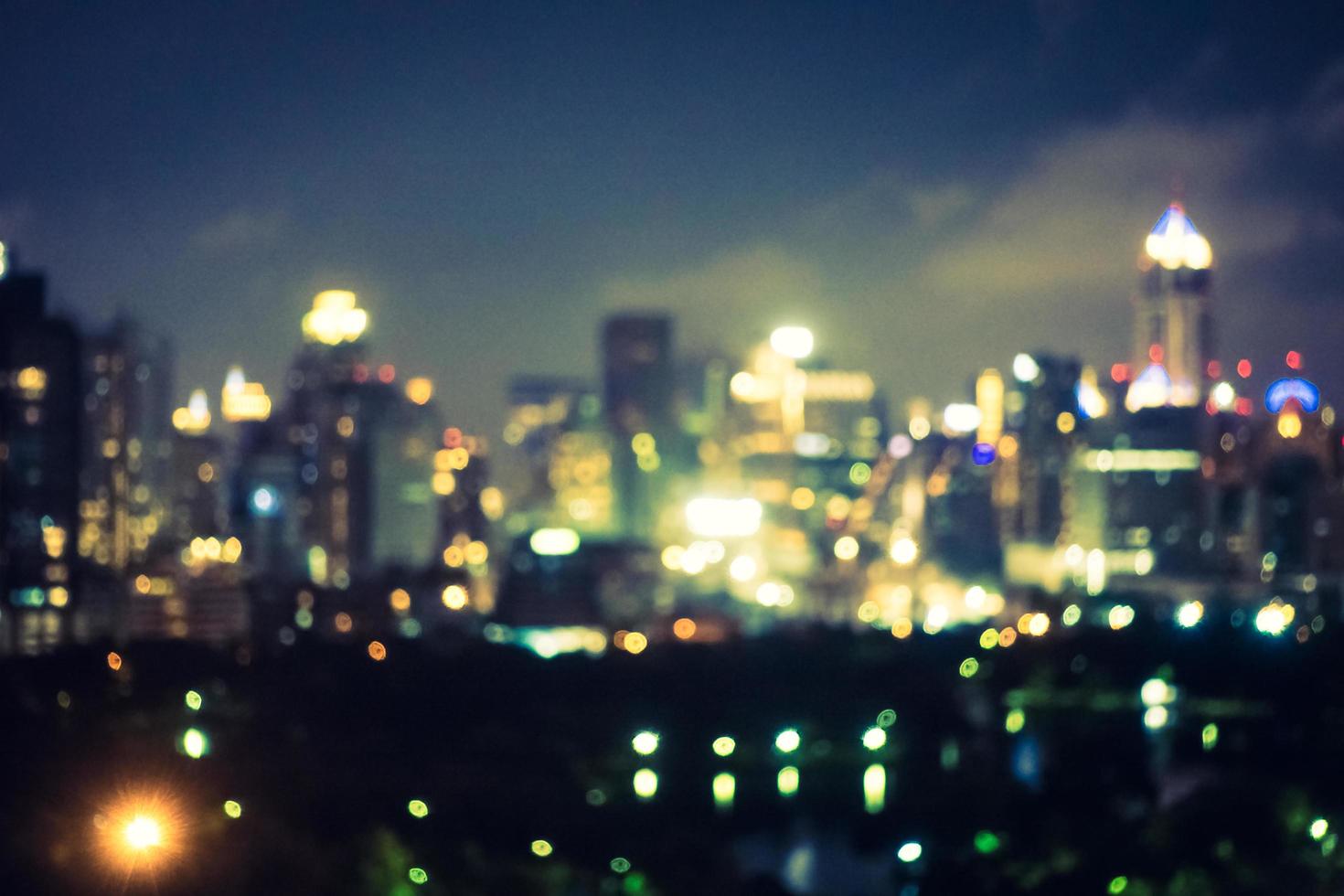 abstrakt suddighet och defokuserad bangkok stad på natten i Thailand foto