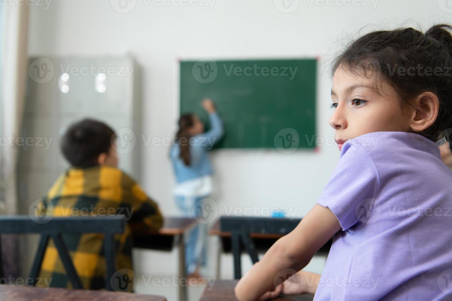 en grupp av studenter från ett internationell skola den där främjar kreativitet foto