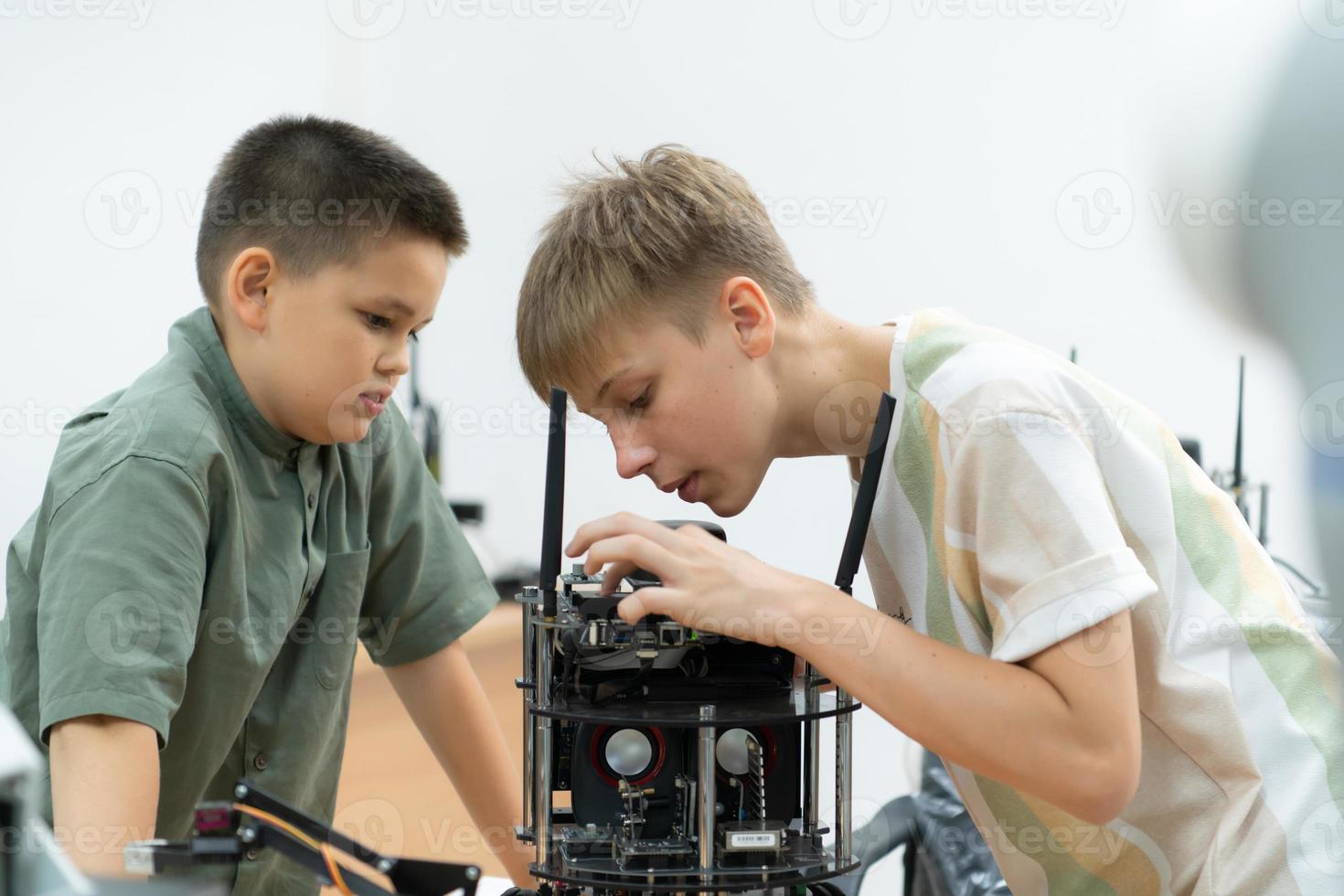 barn använder sig av de hand robot teknologi, studenter är studerar teknologi, som är ett av de stam kurser. foto