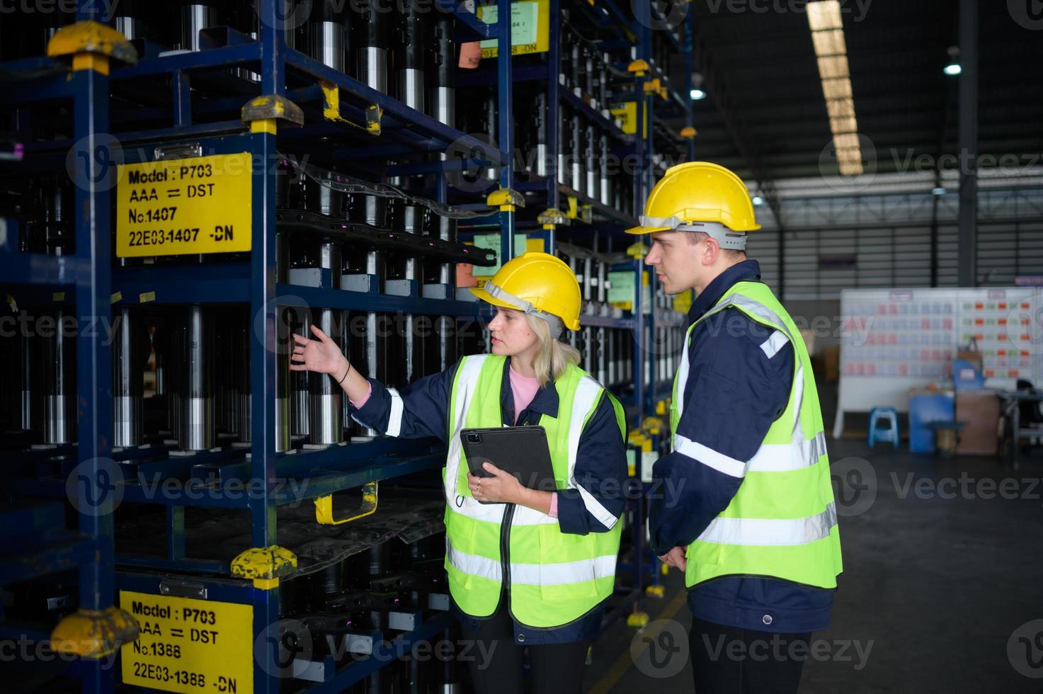 både av anställda i ett bil delar lager, undersöka bil delar den där är redo till vara skeppas till de bil hopsättning fabrik. foto