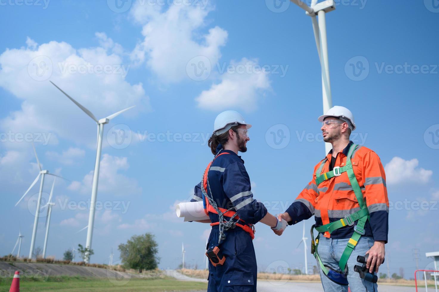 besiktningsman och ingenjör undersöka de effektivitet av gigantisk vind turbiner den där omvandla vind energi in i elektrisk energi den där är sedan Begagnade i dagligen liv. foto