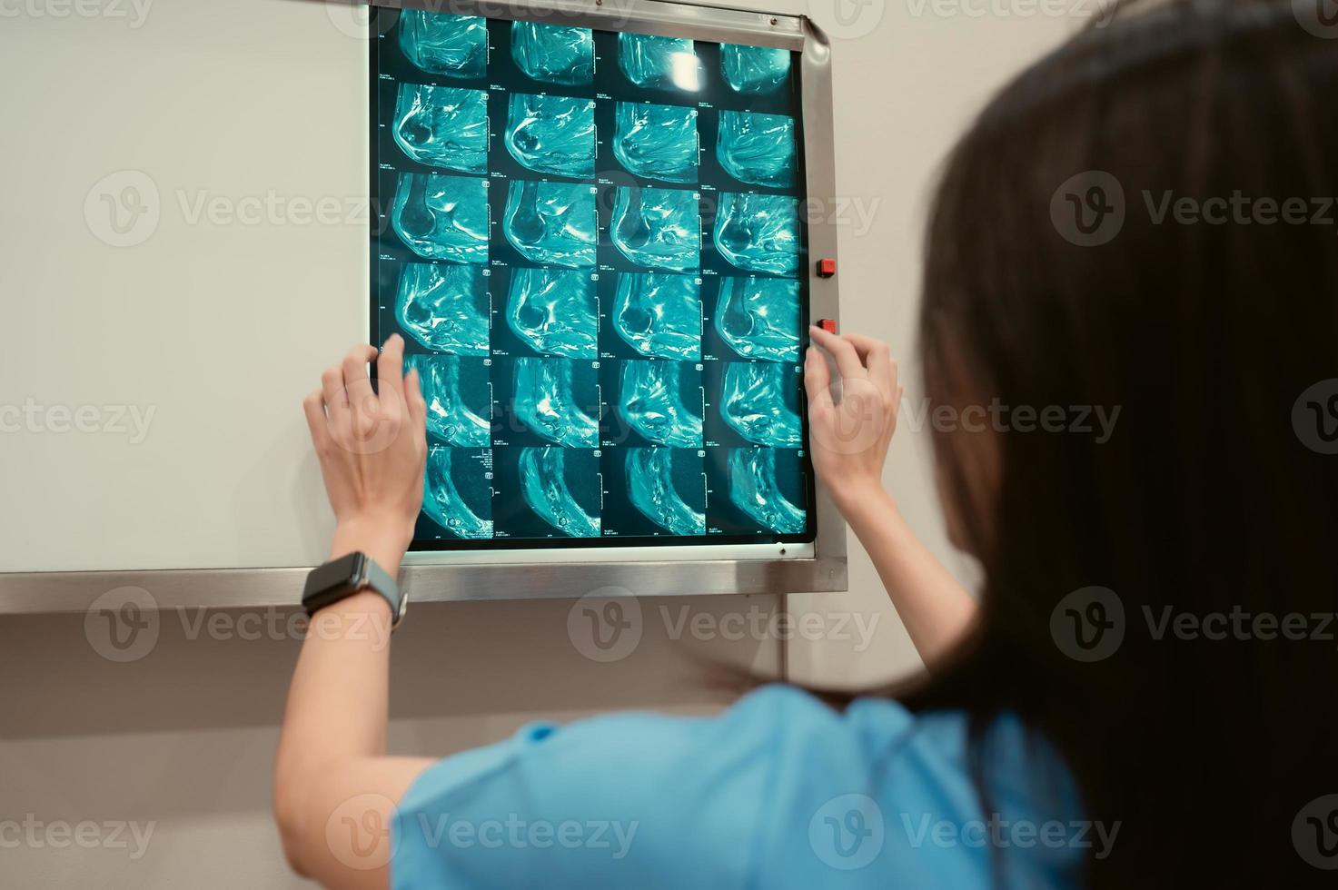 läkare och patientens röntgen filma i sjukhus undersökning rum foto