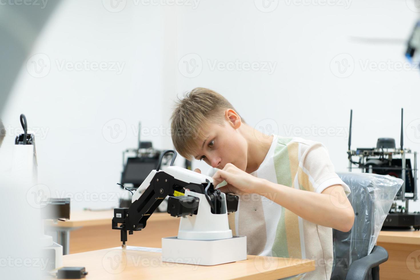 barn använder sig av de hand robot teknologi, studenter är studerar teknologi, som är ett av de stam kurser. foto