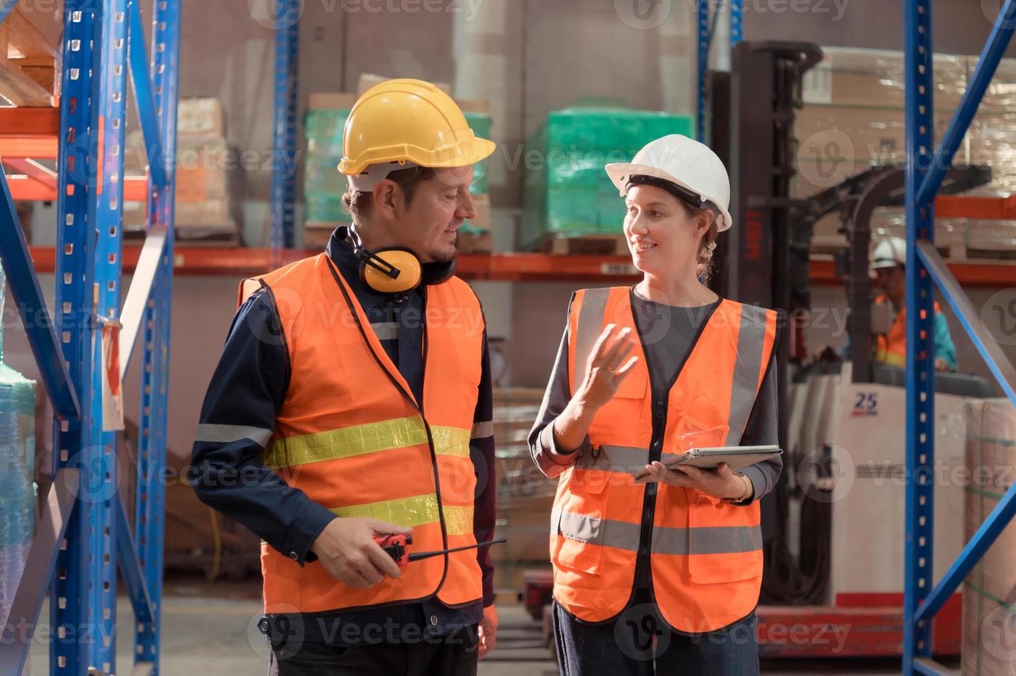 de chef levererar de Rapportera till de förman och gemensamt inspekterar de varor den där behöver till vara tog med in i de central lager. innan sändning till varje regional distribution Centrum. foto