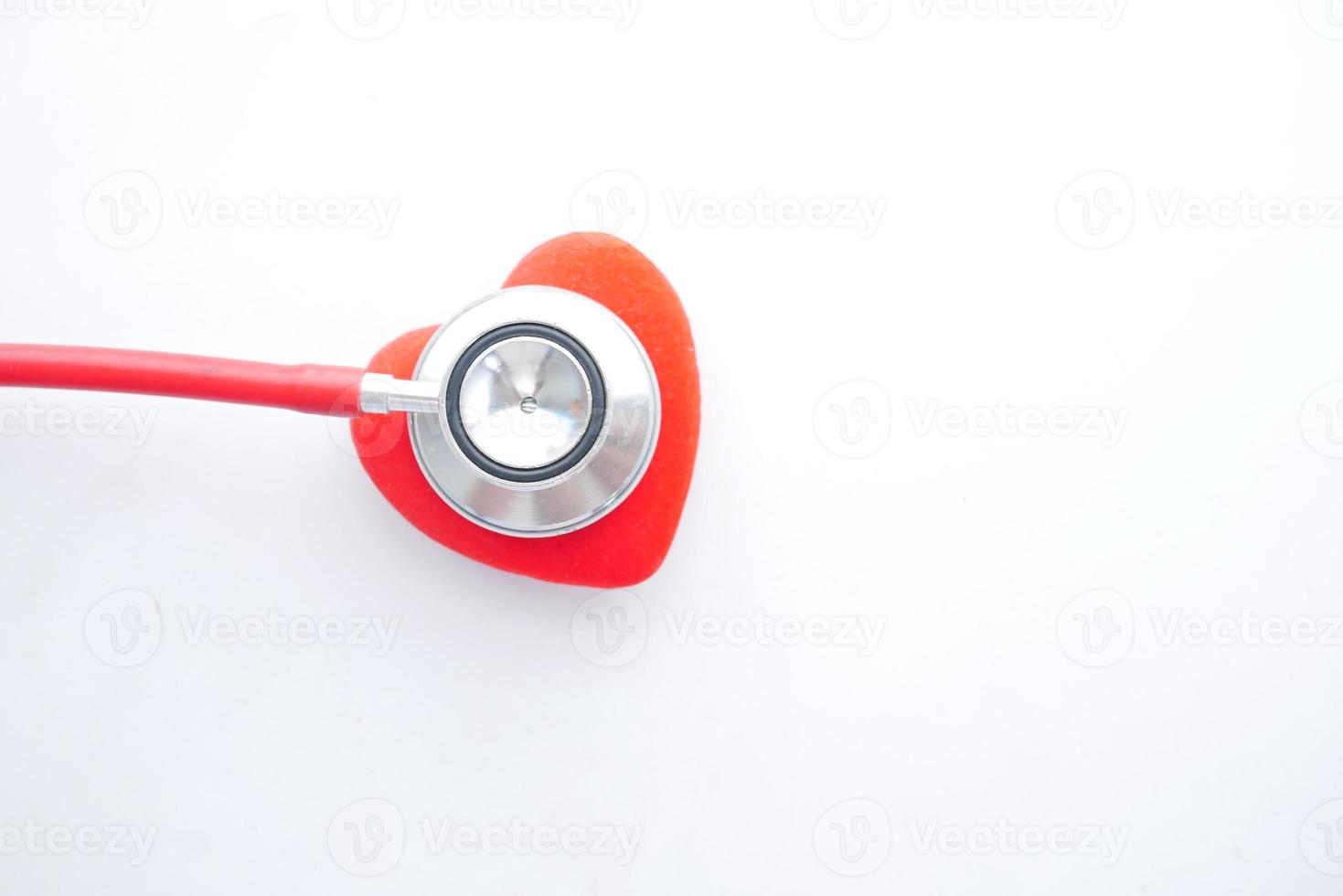 hjärtformade stetoskop på vit bakgrund foto