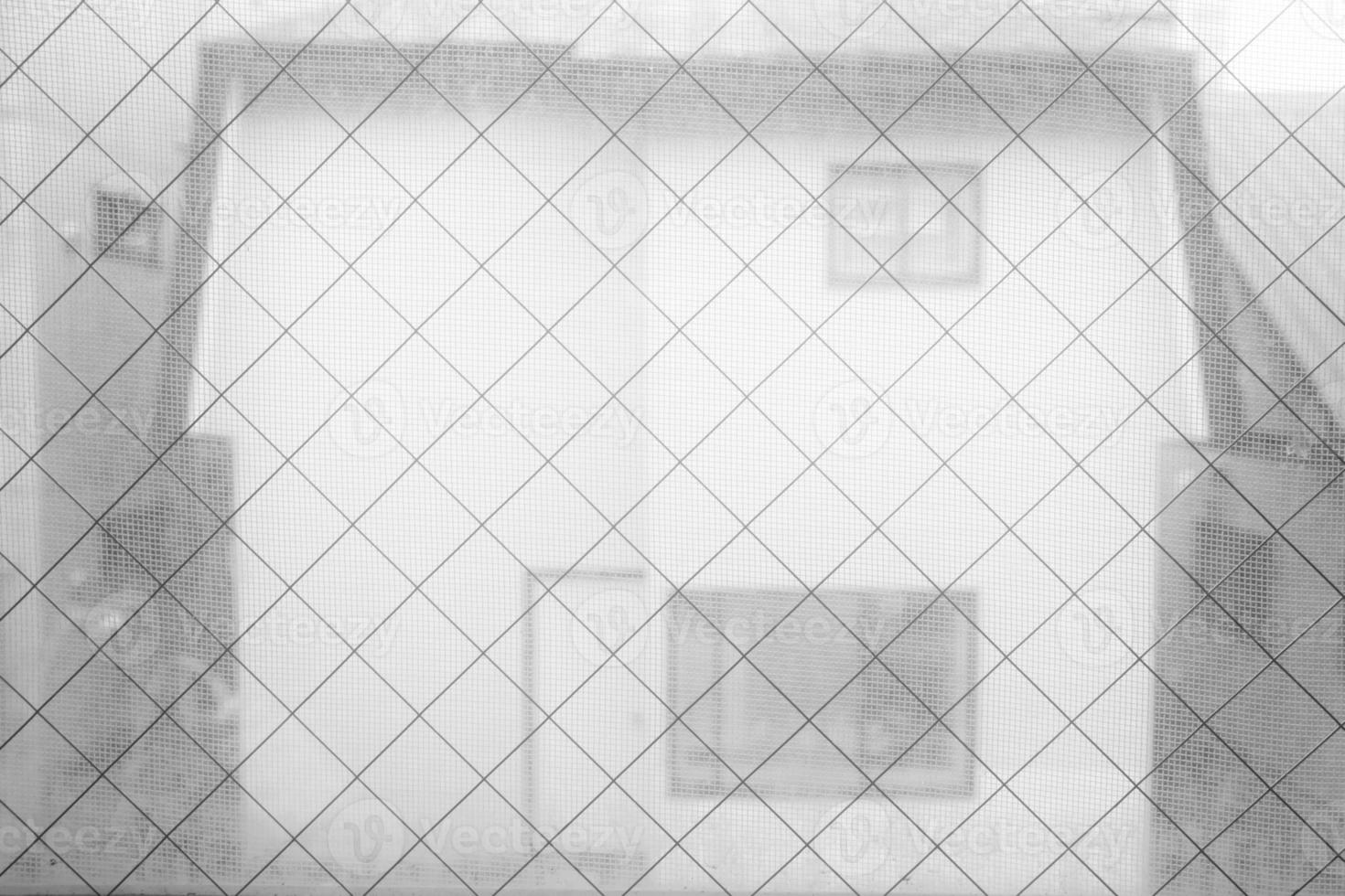 vit suddig hus från de vandrarhem fönster. foto