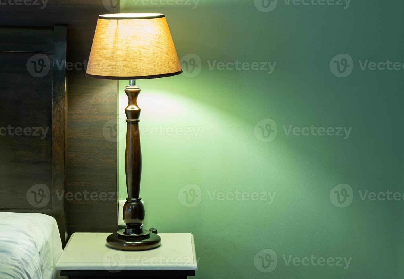 tabell lampa på bedside i de sovrum foto