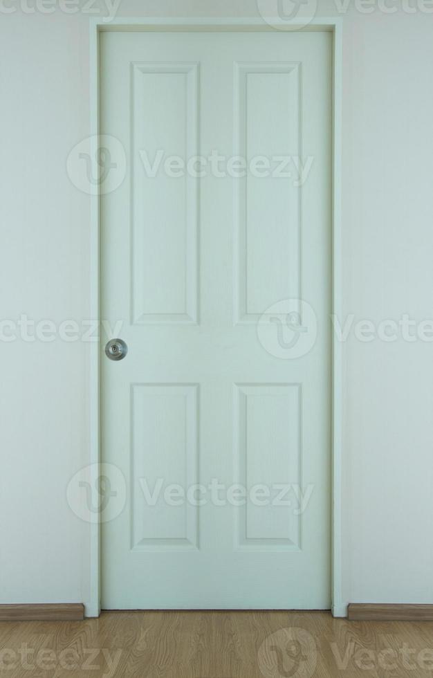 vit trä- dörr i de rum foto