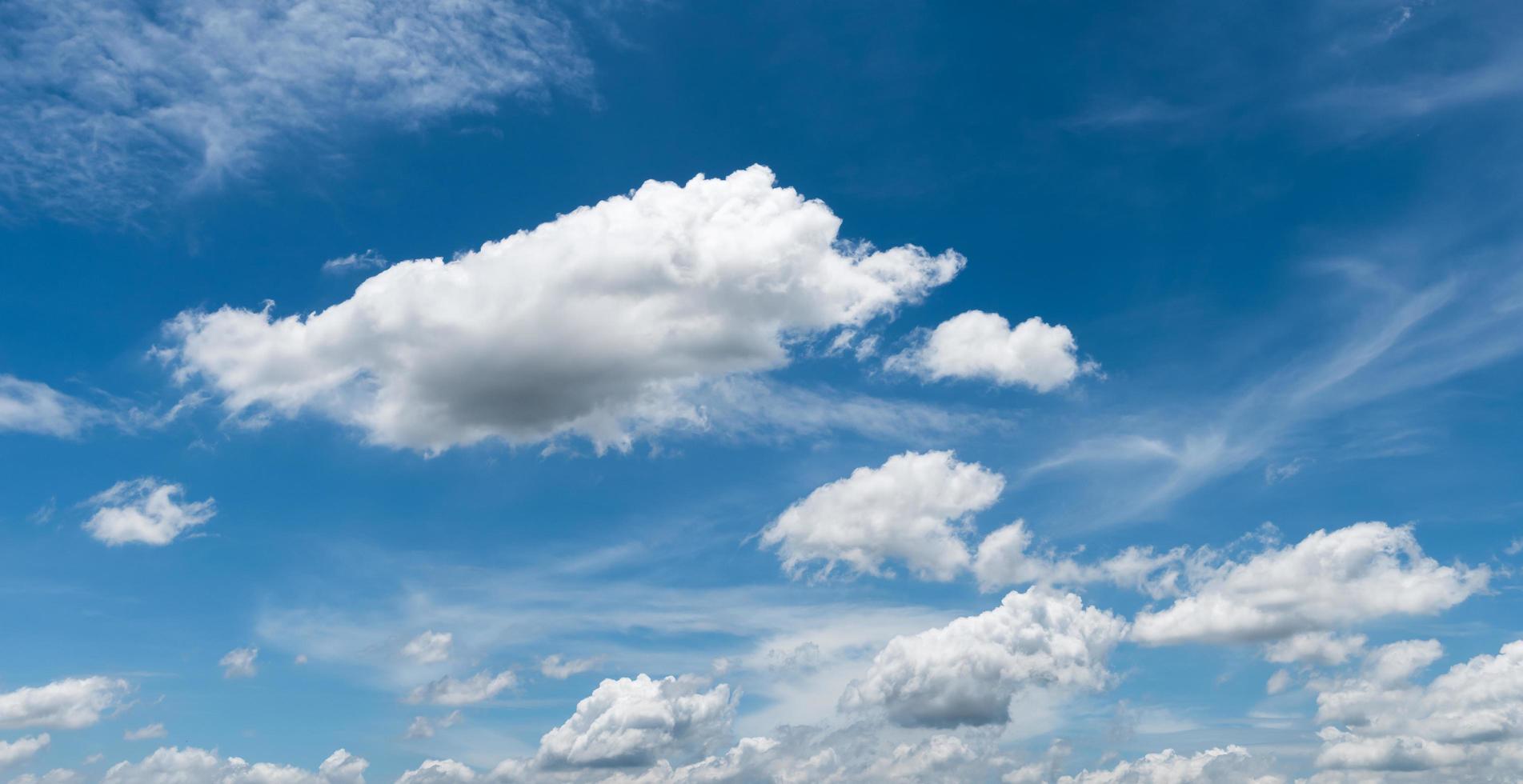 vit molnig med blå himmel bakgrund foto