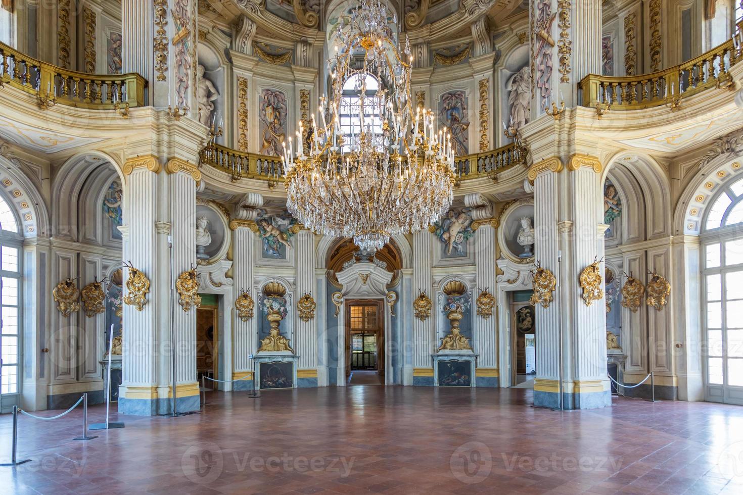 Italien, stupinigi - januari 2023 - lyx interiör av kunglig palats med barock design och fönster foto